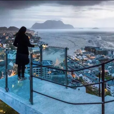 Free Parking Space, 2 Bed Room, Short Walk To Brosundet Ålesund