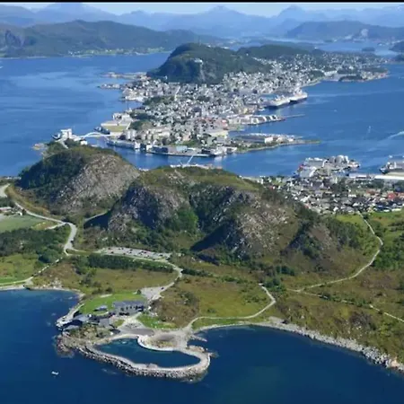 Free Parking Space, 2 Bed Room, Short Walk To Brosundet *