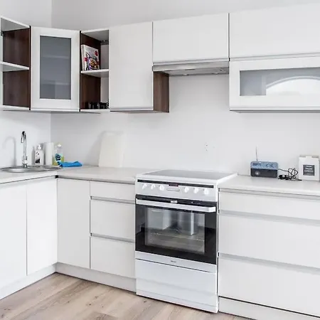 Free Parking Space, 2 Bed Room, Short Walk To Brosundet *