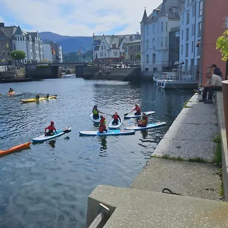 Free Parking Space, 2 Bed Room, Short Walk To Brosundet Apartment Alesund