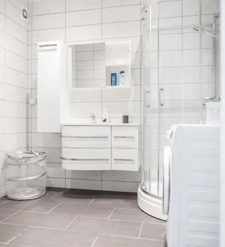 Free Parking Space, 2 Bed Room, Short Walk To Brosundet דירה