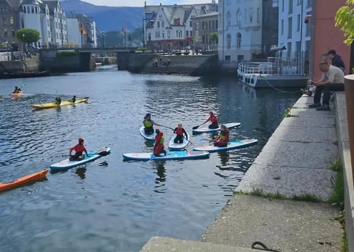 Free Parking Space, 2 Bed Room, Short Walk To Brosundet דירה Ålesund