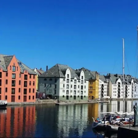 Free Parking Space, 2 Bed Room, Short Walk To Brosundet * Ålesund