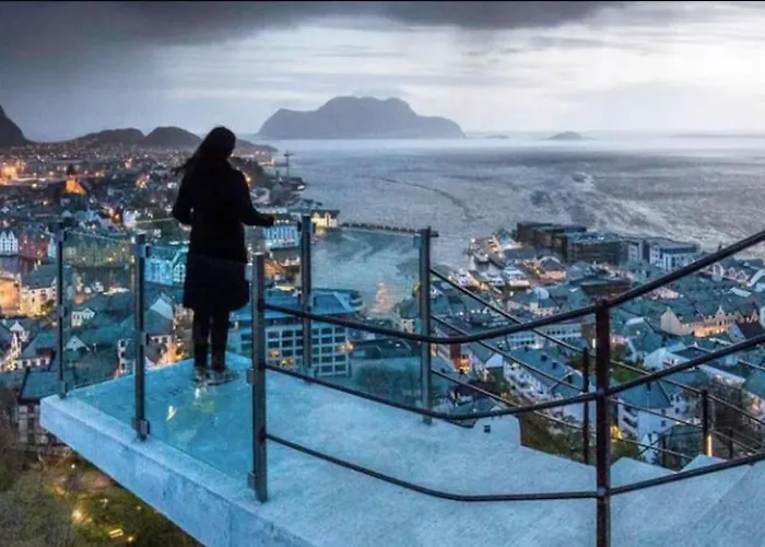 Free Parking Space, 2 Bed Room, Short Walk To Brosundet Ålesund