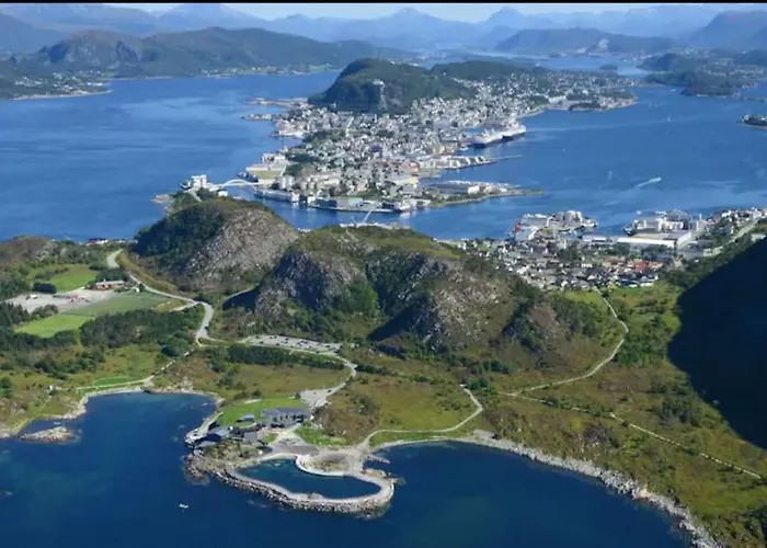 Free Parking Space, 2 Bed Room, Short Walk To Brosundet *