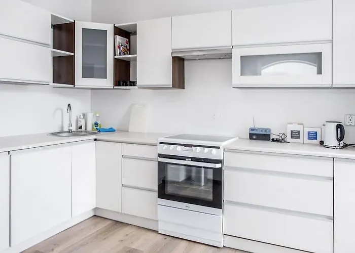 Free Parking Space, 2 Bed Room, Short Walk To Brosundet *